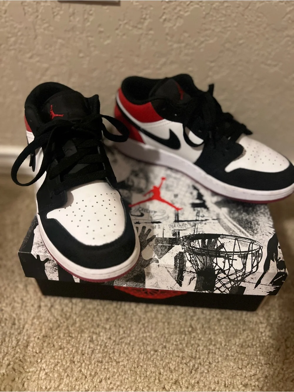 Nike Air Jordan big kids s5.5 Low-Top Sneakers in Black White and Red